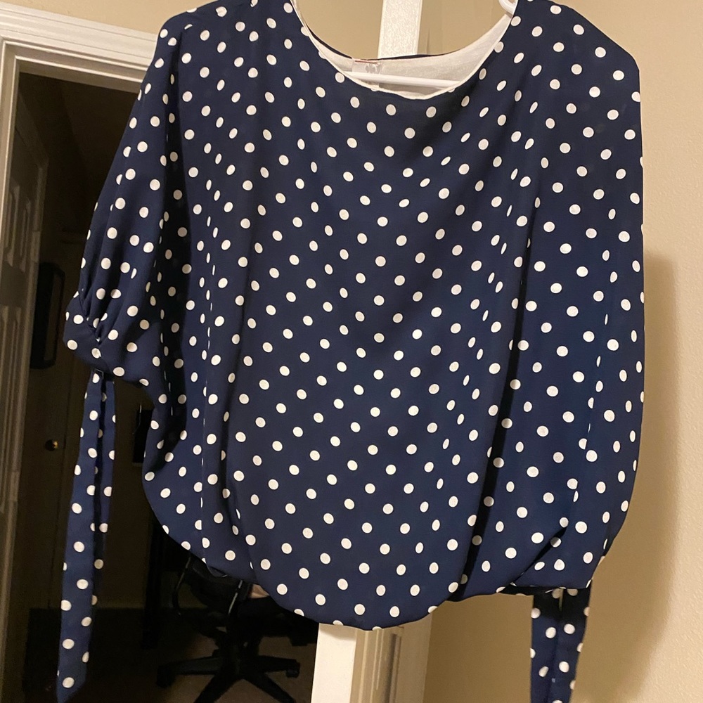 sleeves tie into bow-shirt